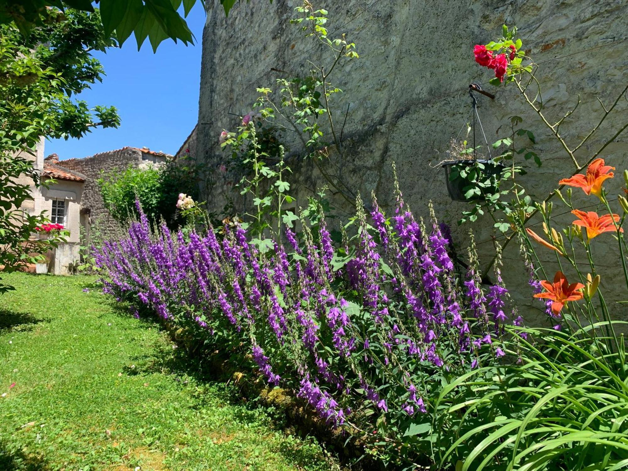 The Cool Lounge A Coulonges - Charente B&B 외부 사진