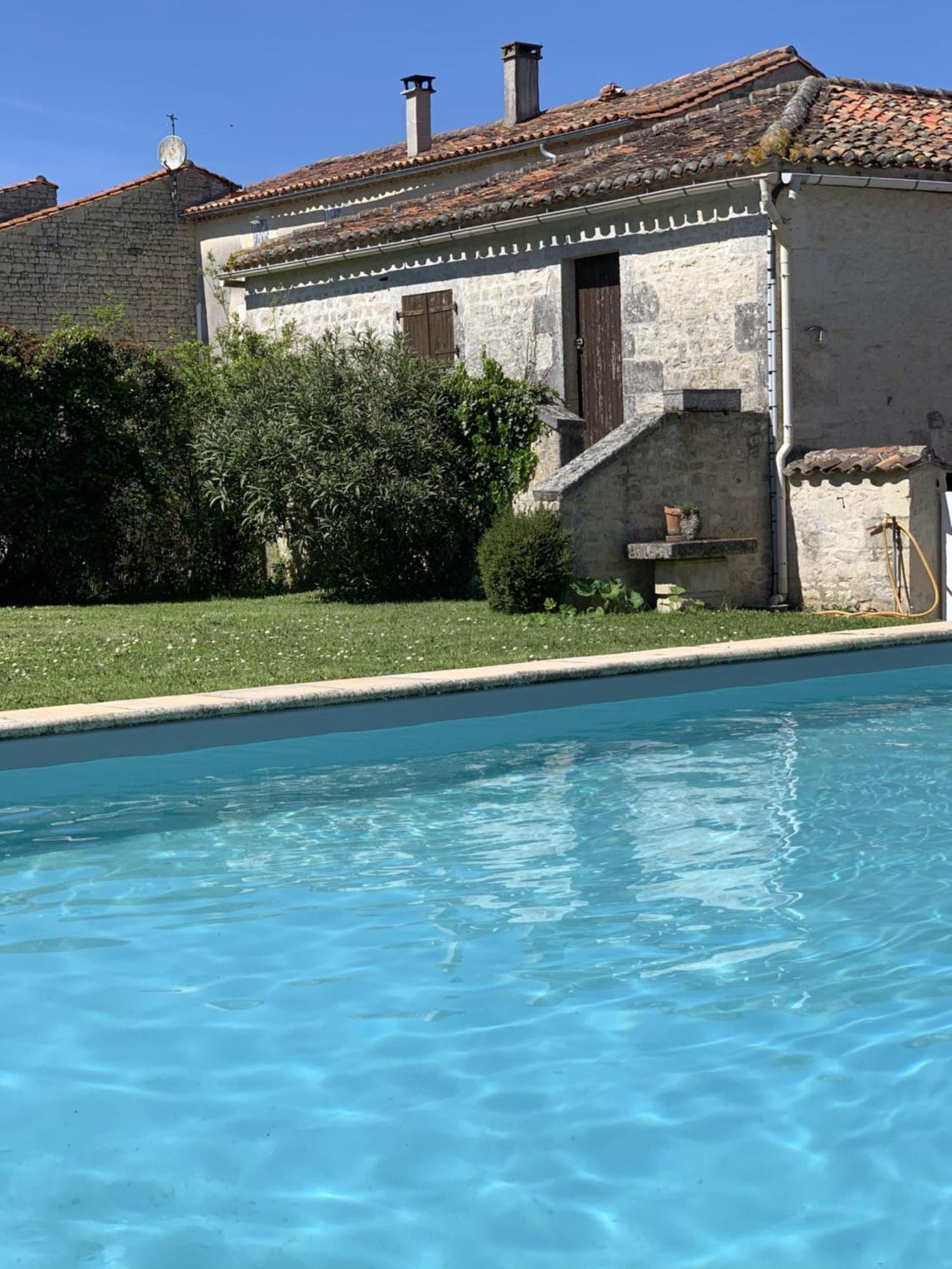 The Cool Lounge A Coulonges - Charente B&B 외부 사진