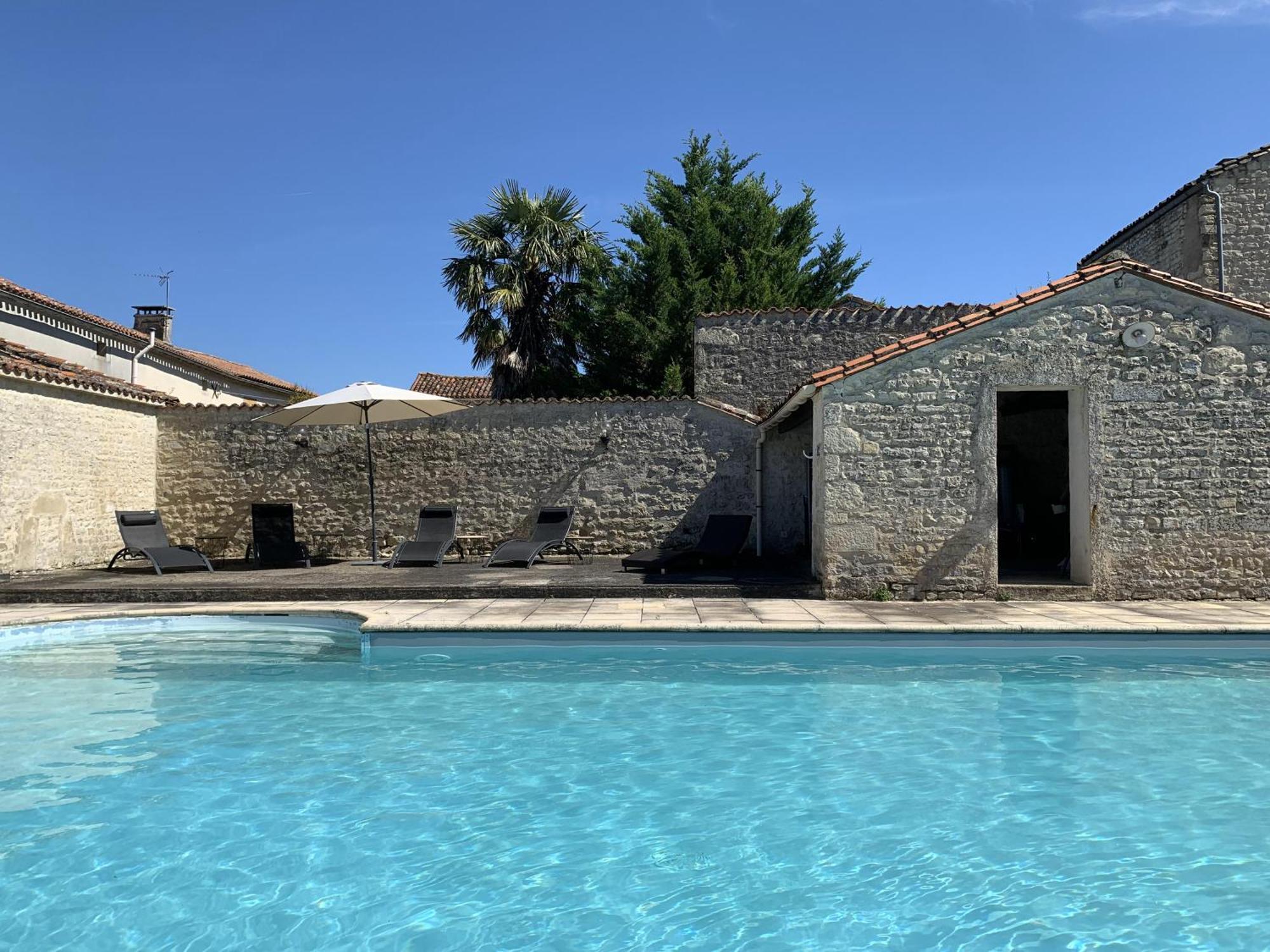 The Cool Lounge A Coulonges - Charente B&B 외부 사진