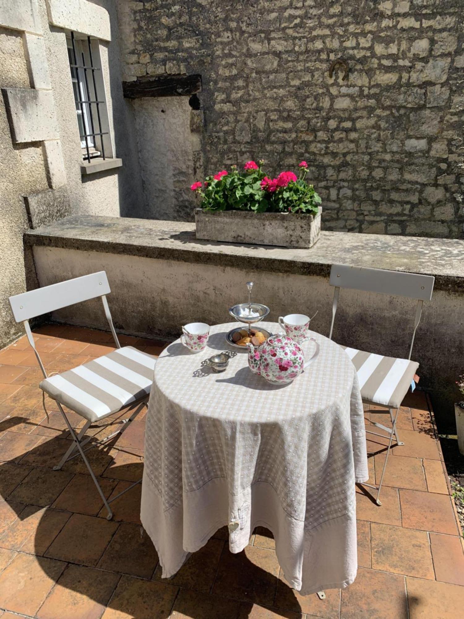The Cool Lounge A Coulonges - Charente B&B 외부 사진