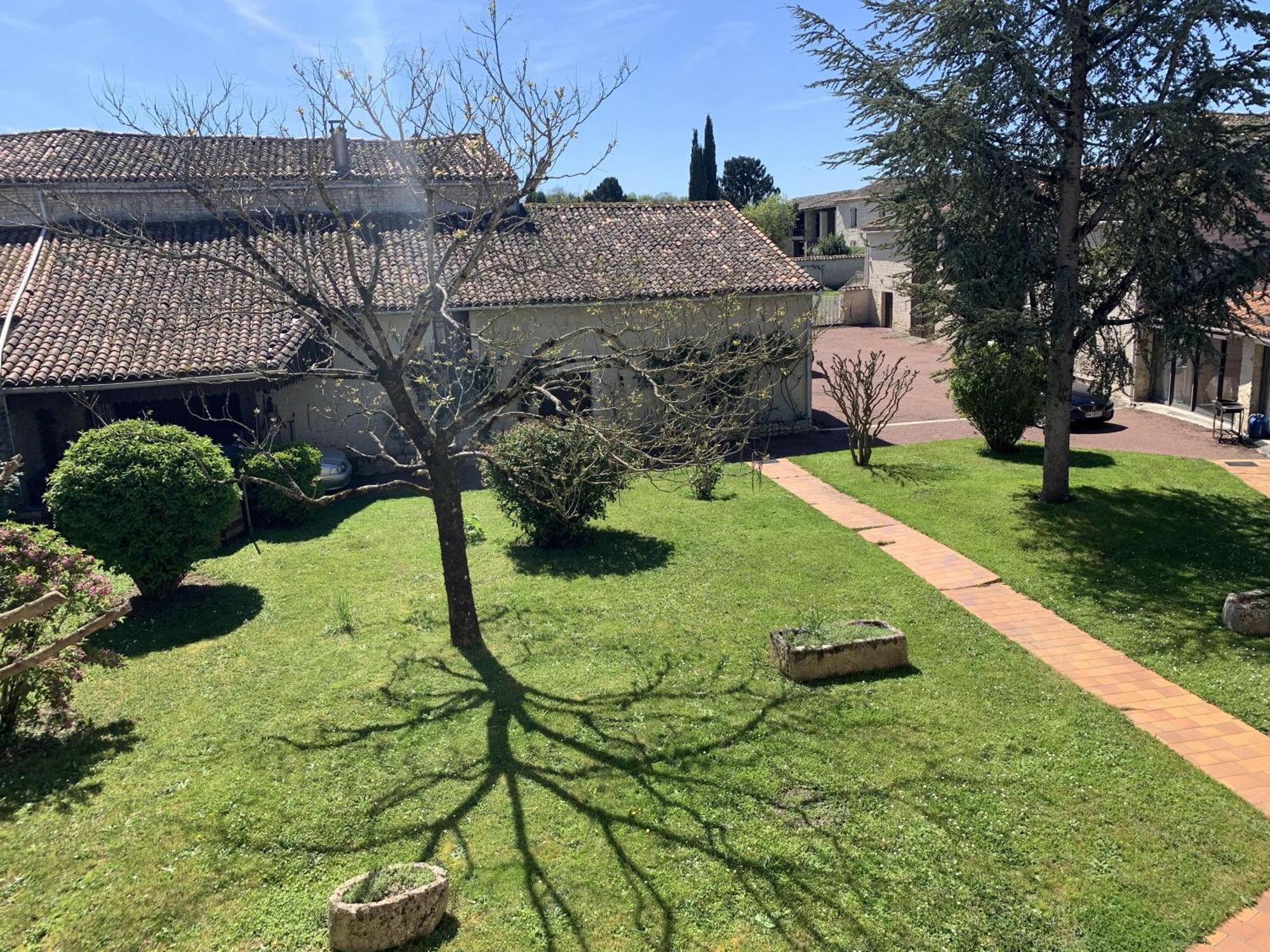 The Cool Lounge A Coulonges - Charente B&B 외부 사진